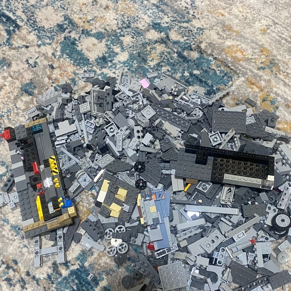 LEGO Mixed Pieces and Mixed Special
Parts 2Lb gray